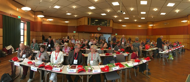 En panoramabild kongressdeltagare som sitter vid bord