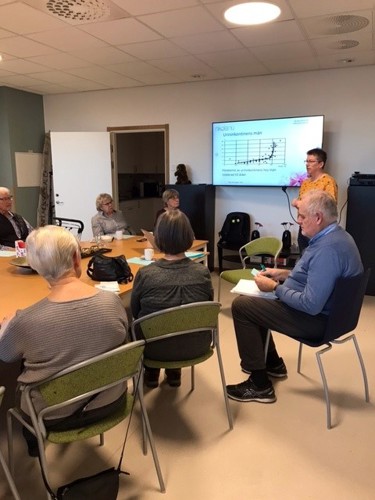Sjuksköterska Anders Engelholm föreläser för medlemmar i parkinsonföreningen