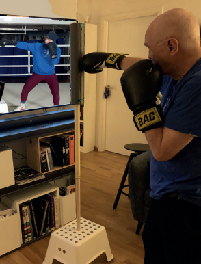 En person som tränar boxning framför tv:n