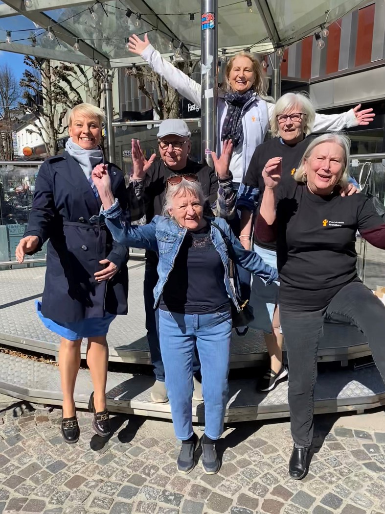 Anna Tenje, Jenny Lundström och medlemmar i Parkinson Kronoberg hoppar