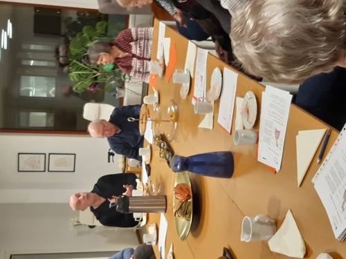 Medlemmar runt ett konferensbord
