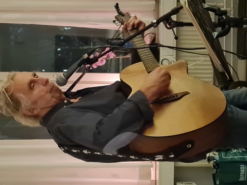 Hans Appelkvist spelar gitarr