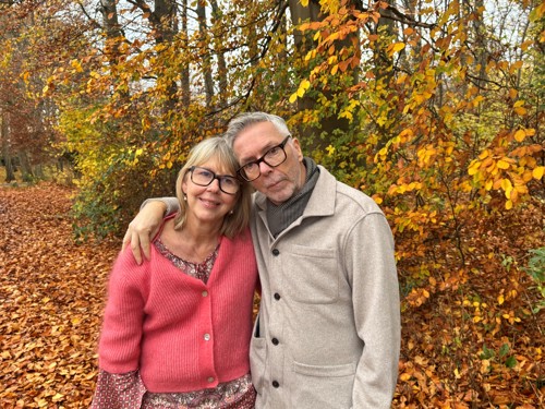 Jeanette och David på skogspromenad