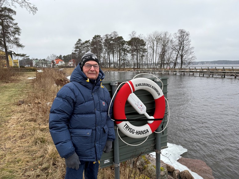 Leif Hellgren vid livboj intill Vättern