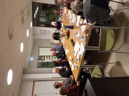 Medlemmar runt ett konferensbord