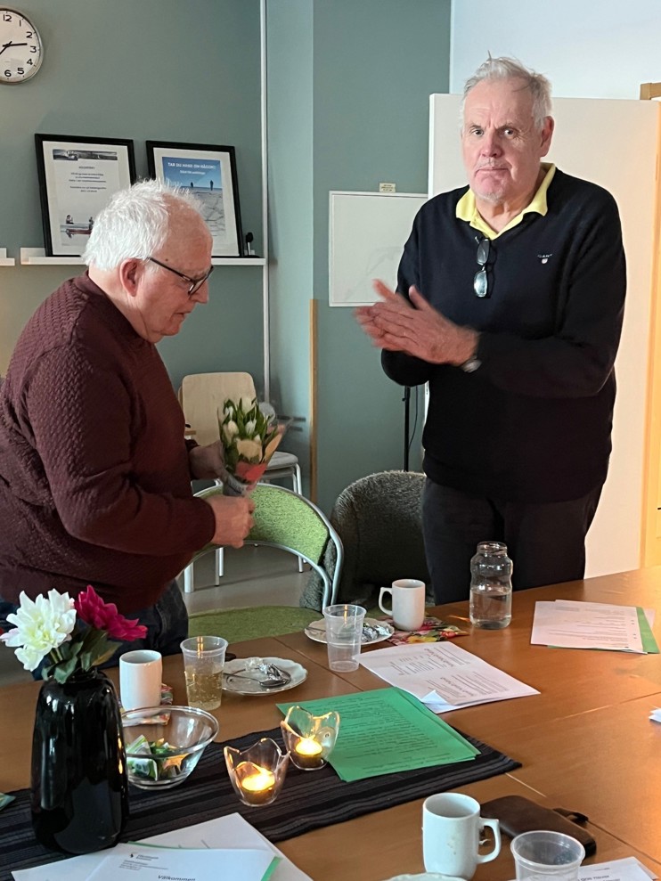 Anders får en bukett tulpaner