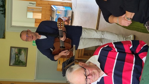 Stående man med gitarr