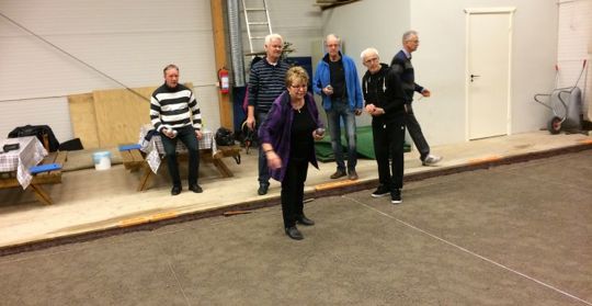 Personer som spelar boule inomhus