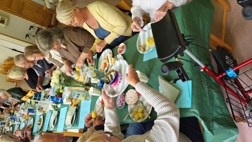 Människor vid ett långbord