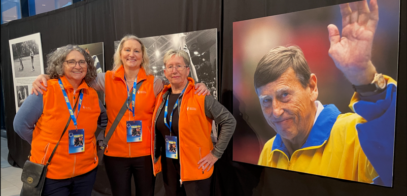 Teuta, Jenny och Eva-Lena framför en bild på Bengan Johansson.