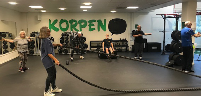 Personer som tränar i ett av Korpens gym