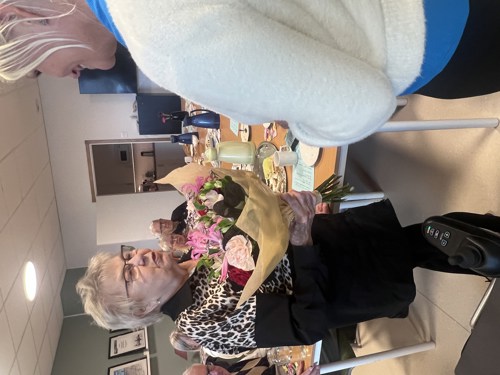 Barbro får en blombukett