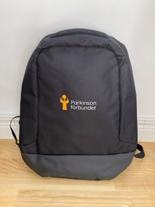 Svart ryggsäck med Parkinsonförbundets logga